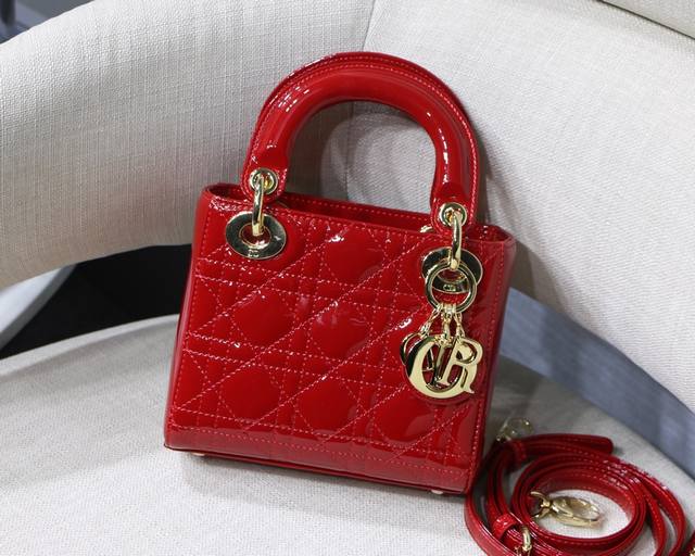 Dior upgraded version of three-grid Princess Diana detail flap opening and closi