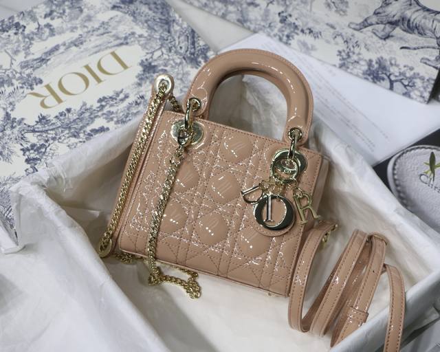 Dior upgraded version of three-grid Princess Diana detail flap opening and closi