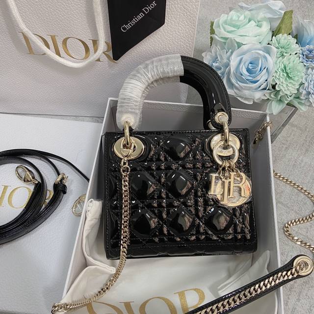 Dior upgraded version of three-grid Princess Diana detail flap opening and closi