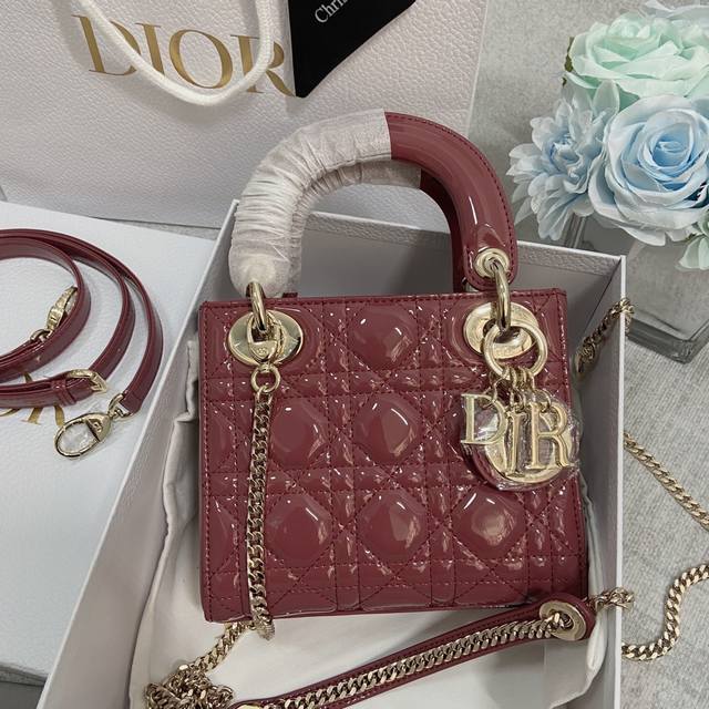 Dior upgraded version of three-grid Princess Diana detail flap opening and closi