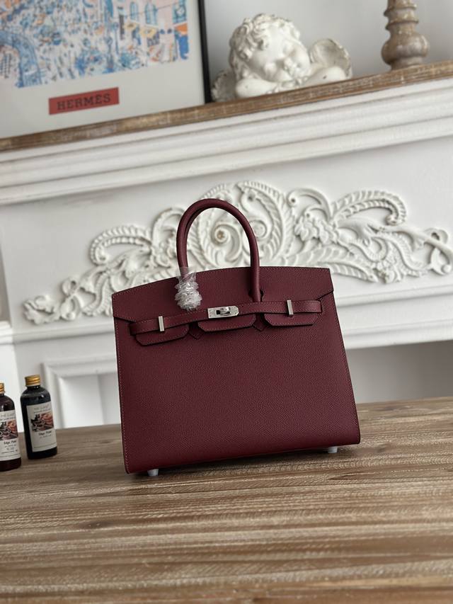 Dro.R three-compartment bag with two chains that can be used interchangeably. Th