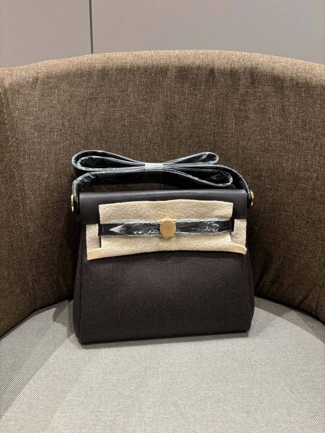Dior upgraded version of the three-grid Princess Diana detail color: dark denim
