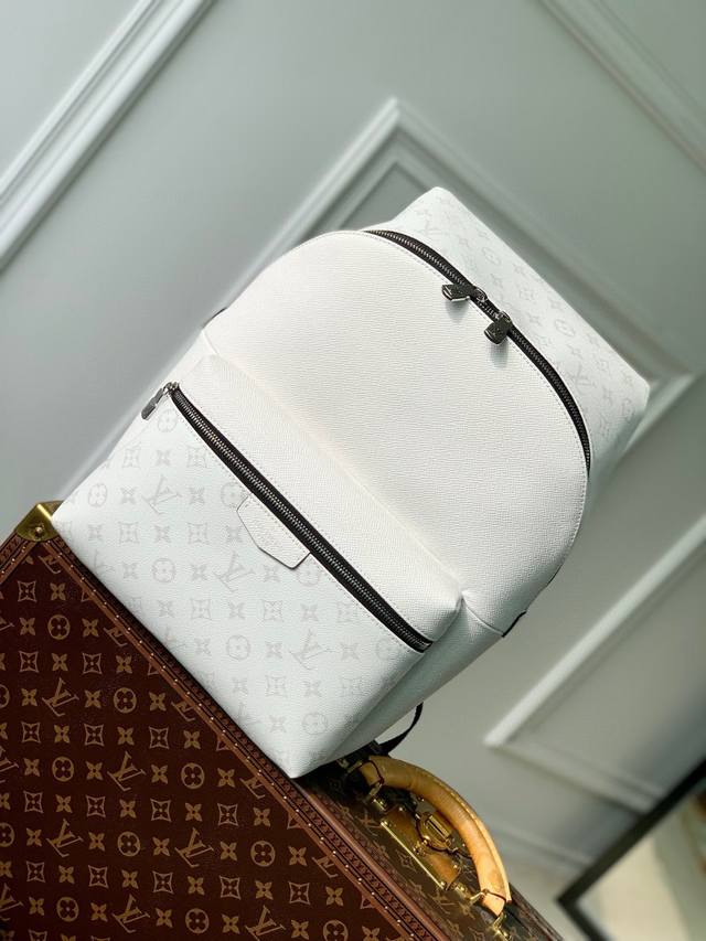Top-grade leather original M14634 This Boulogne handbag reinterprets the classic