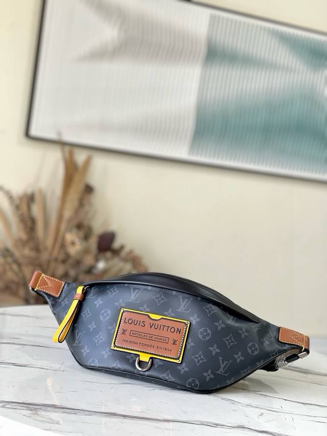 Top-grain leather original M30835 This Discovery small backpack is from the Taig