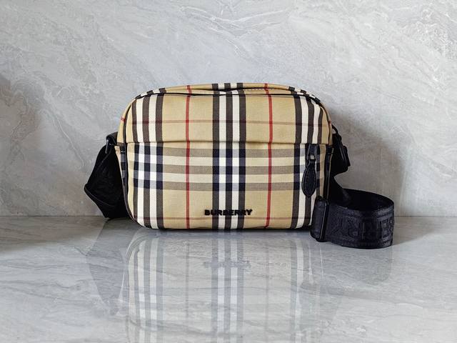 Top original M44336 Monogram Discovery waist bag This Discovery waist bag is mad