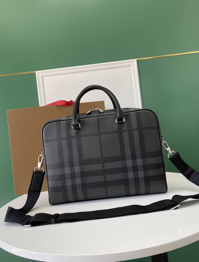B's latest messenger bag! Canvas and cowhide! Suitable for both men and women. C