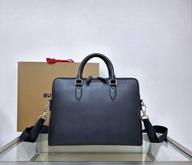 The latest camera bag from B is decorated with a unique and novel plaid fabric a