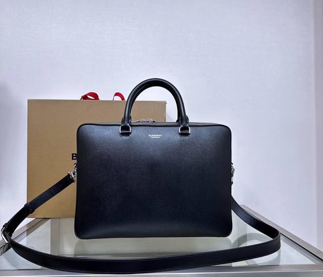 First look at the flat lay map, the classic plaid bag is the fashion enlightenme