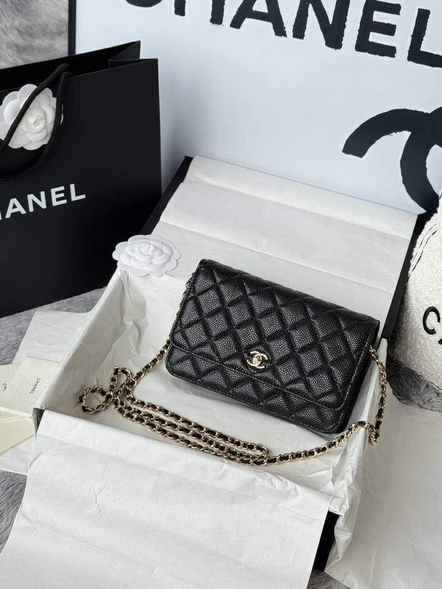 The latest exquisite crossbody bag from B, decorated with Bur check and smooth l