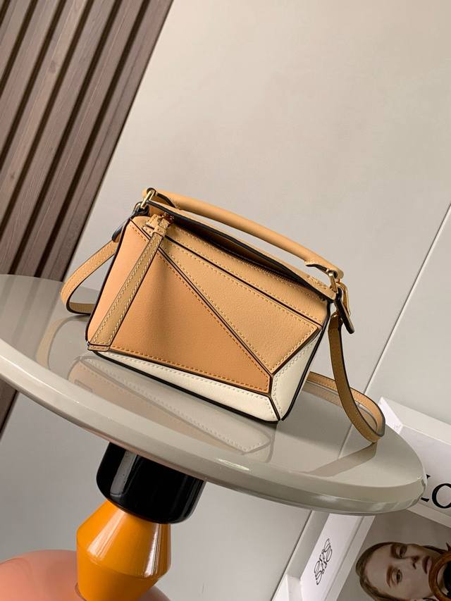 The Barrow, the iconic document bag of B&Q, is made of London leather and is mad