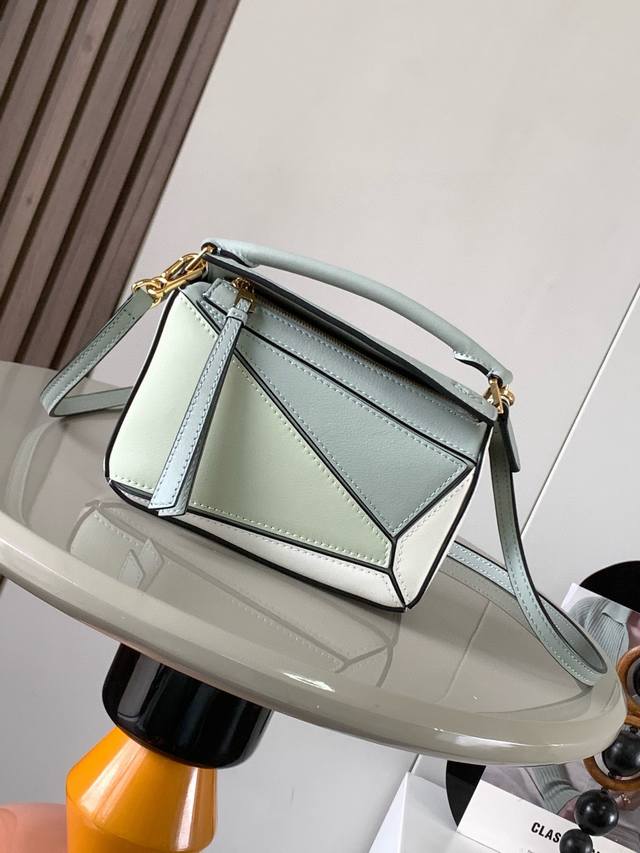 The latest stand-up briefcase from B&B, made in Italy from grained calfskin. Sli