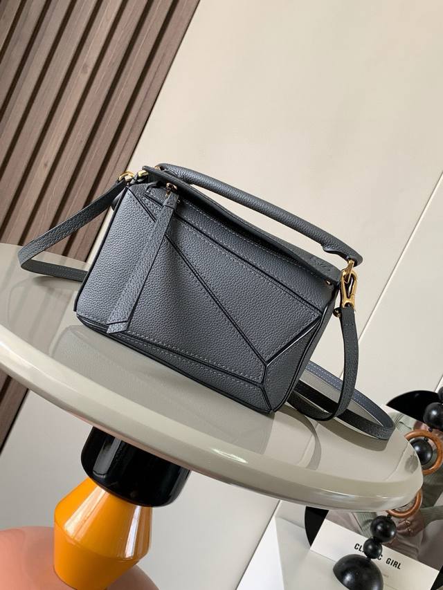 Chanel -23S Hollow Woc No.: Ap4130 Single compartment crossbody bag The metal is