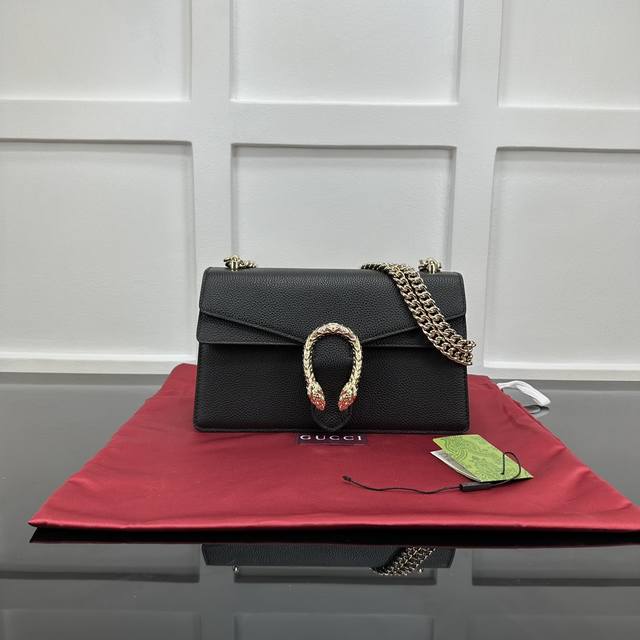 M13255 White M47149 This Dauphine Soft Gm bag is designed with timeless Louis Vu