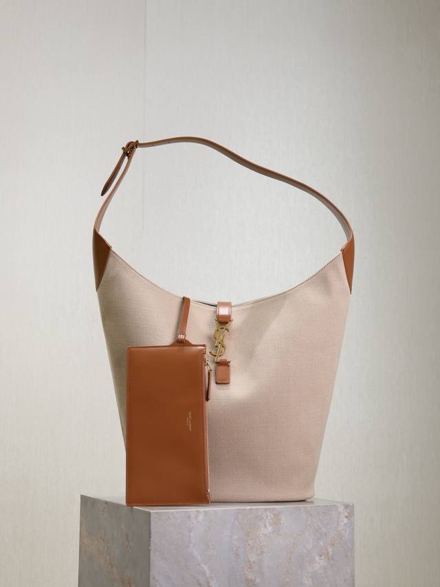 Medium Dior Toujours Vertical Bag Grey D This Dior Toujours Vertical Bag is styl