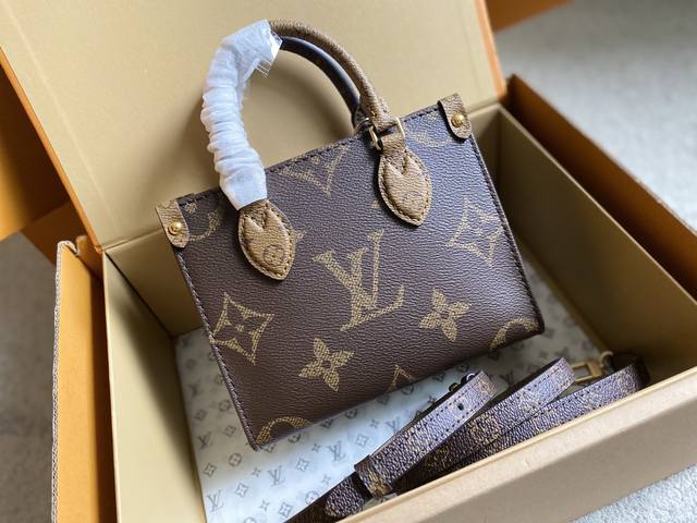 Small Dior Toujours Vertical Bag Grey D This Dior Toujours Vertical Bag is styli