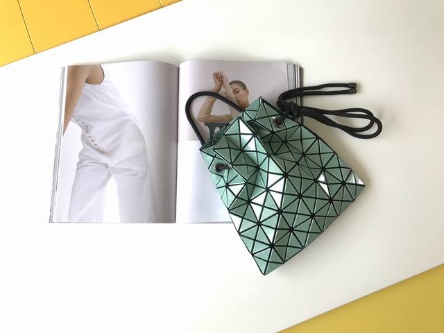 Sade Hobo_Underarm Messenger Bag Made of imported Italian lambskin, this stylish