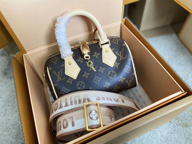 Red patent leather with gold buckle Uptown_Mini envelope bag The most classic ic