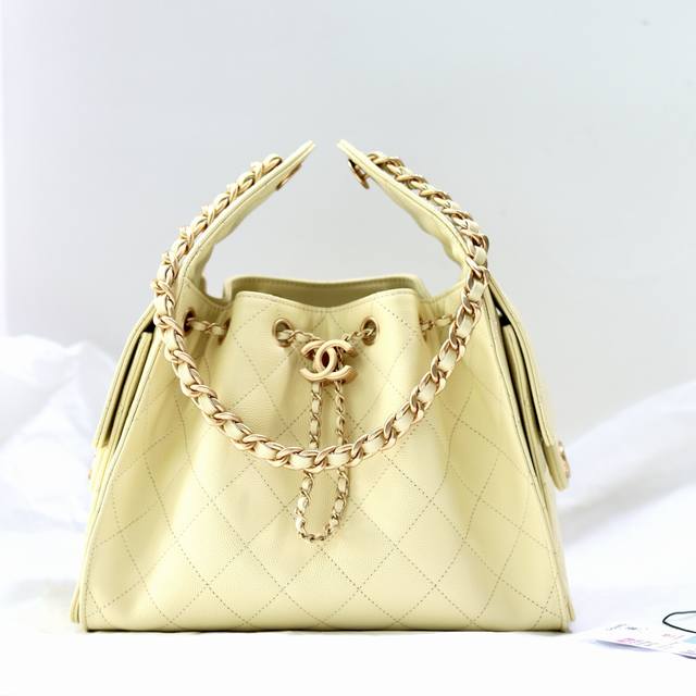Z batch version Chanel earrings are elegant and generous. The exquisite design a