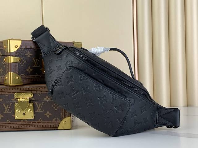 Business card holder Practical and refined The interior is made of smooth black