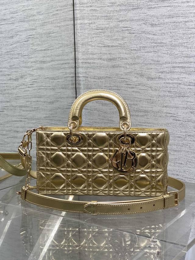 Chanel25 Handicraft Small Gold Coin Earrings This season's classic elements are