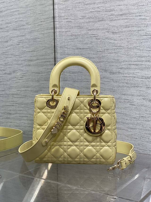 Chanel25 Handicraft Double C Water Drop Earrings This season, the classic elemen