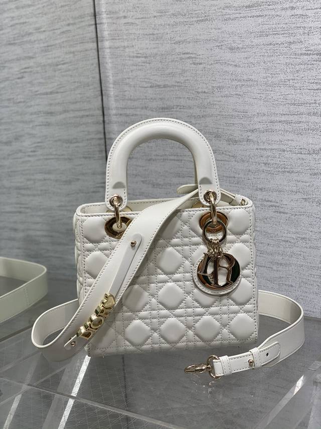 Chanel imported leather hoop letter earrings, the highest version on the market,