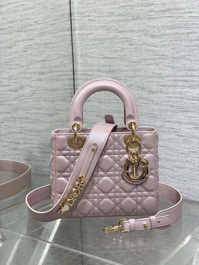 is selling like crazy. Chanel's official website is promoting the hot-selling Se