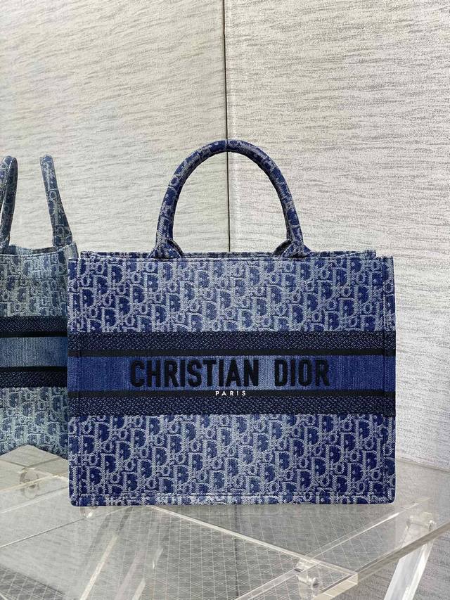 New Dior earrings are loved by all the top brands. The metal texture of the lett
