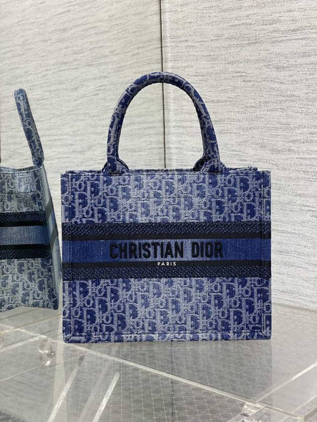Dior's new style is loved by all the top brands. Dior's new letter CD butterfly
