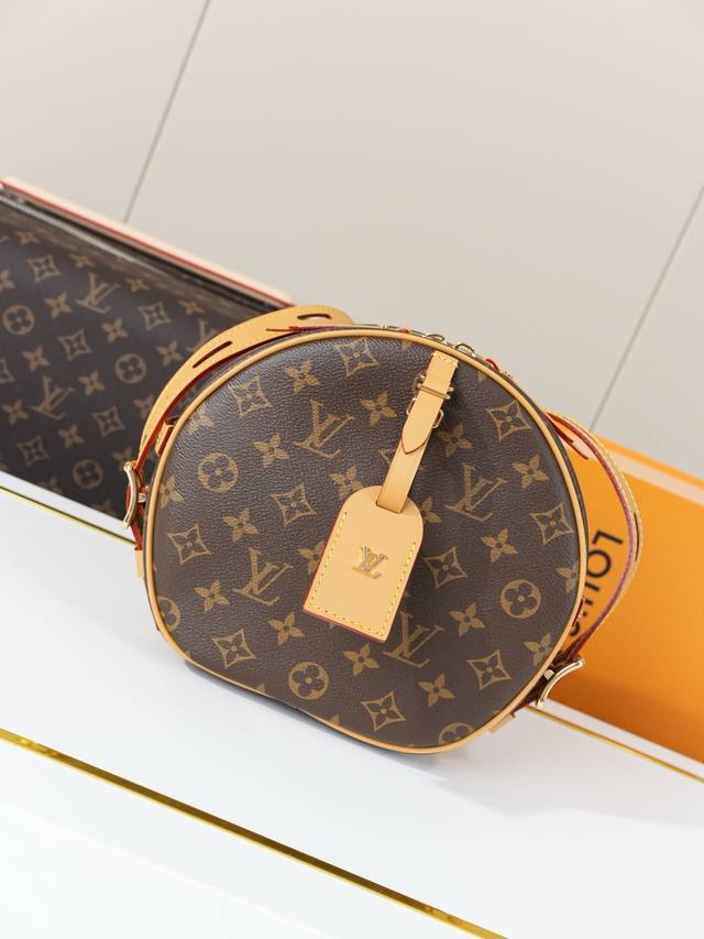High quality details as shown in the picture D Gold bag necklace I love it so mu