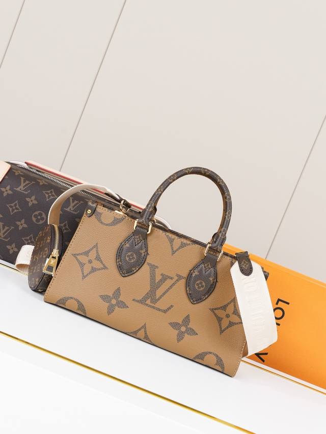 Chanel's new bag double C brooch every detail is very fine workmanship this desi