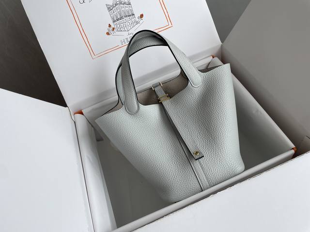 Dior's new beautiful bracelet can be salty or sweet. The new bracelet can be sta