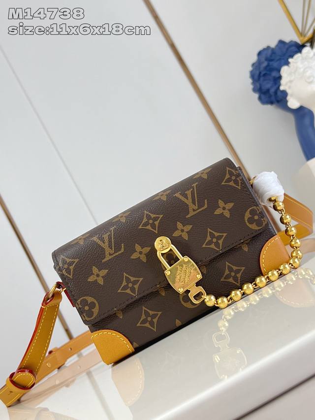 Valentino Valentino hairband new product is popular on the Internet. Simple, gen