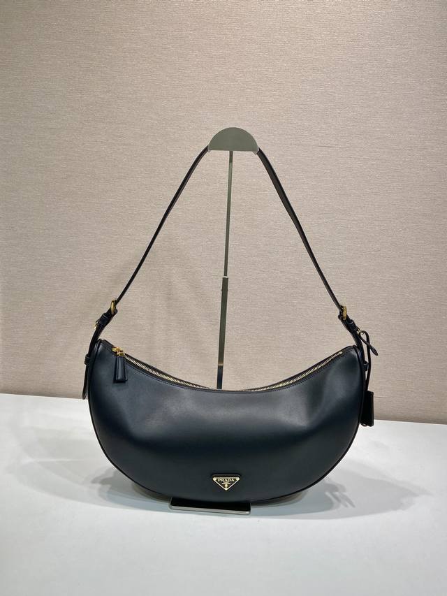 A pair, Celine hairpins have always been the benchmark of simple fashion. The bo