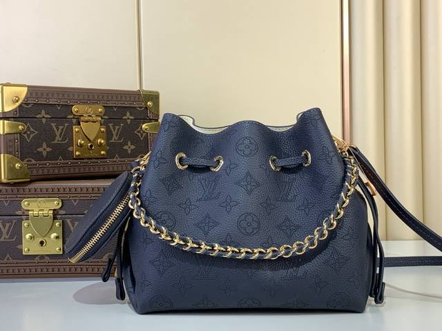 is selling like crazy. Chanel's official website is promoting the hot-selling Se