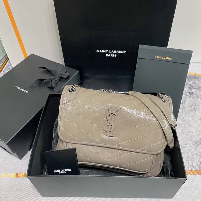 Chanel counters have new models. The Chanel brooch is the most understanding acc