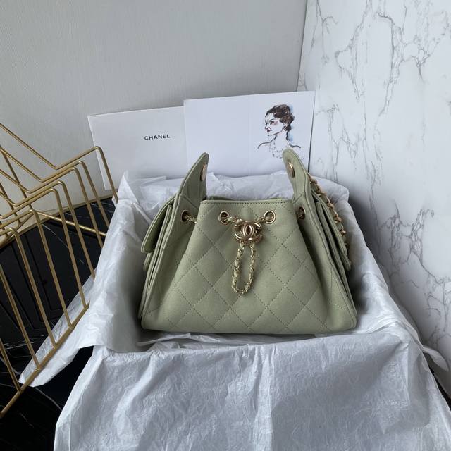 The Chanel necklace chain uses the most classic and simple gold chain. What's mo