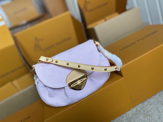 The white and silver color is very classic, and the black leather strap is elega