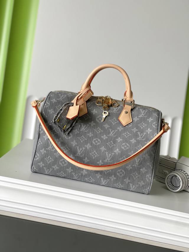 New Bulgari model! The case is inlaid with eight hearts and eight arrows round s