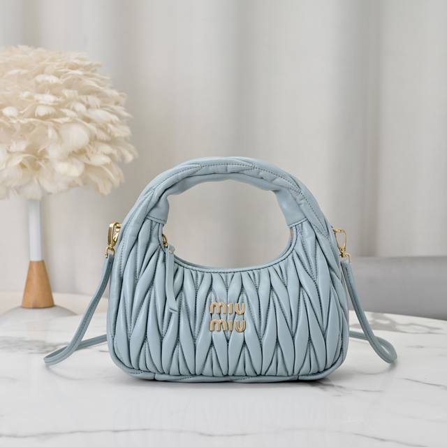 White and gold carvings are popular on the Internet. In the second upgrade, V3 v