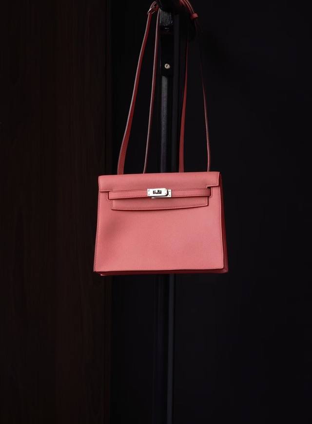 White gold Louis Vuitton is famous for its high-end, luxurious and sexy style. I