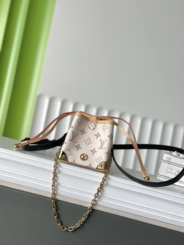 with folding box Coach pillow bag shipped in sync with the counter. The latest m