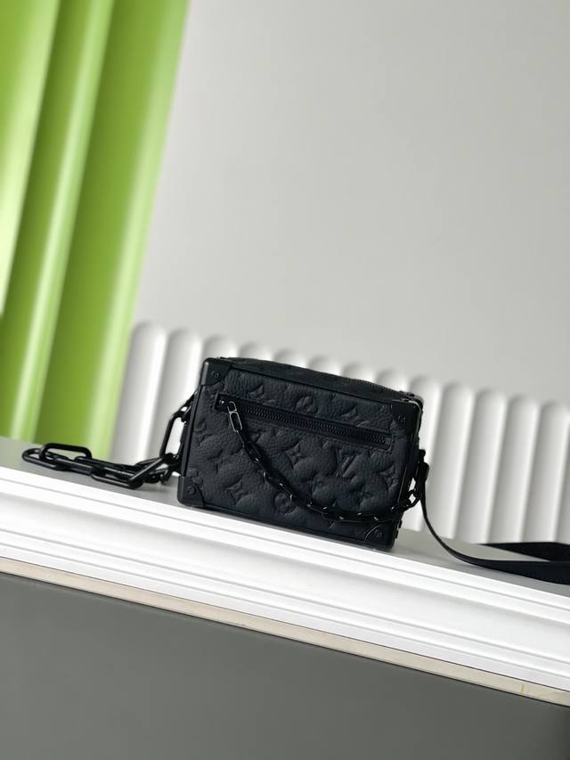 with folding box Coach's new shopping bag Coach's hottest shopping bag in the co