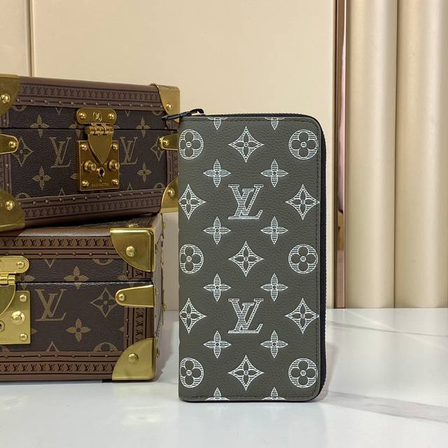 Mini Coach Tote Bag with Airplane Box, not only is it beautiful, but it is also