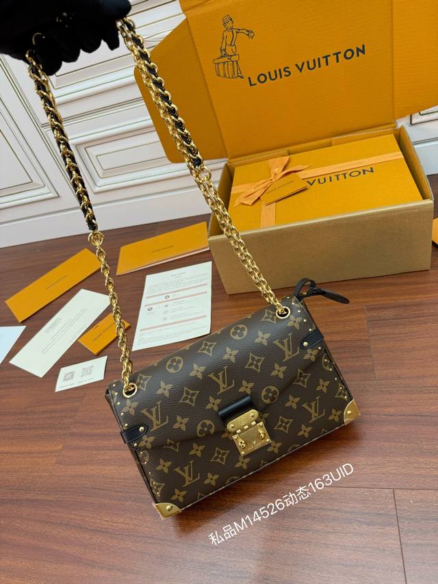 with folding box size 21*12 Coach A classic among classics with a high-end feel