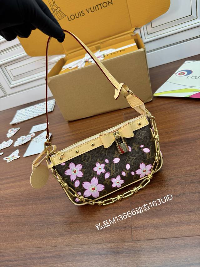 Coach Dionysus Bag with Label This color combination is simply divine! High-valu