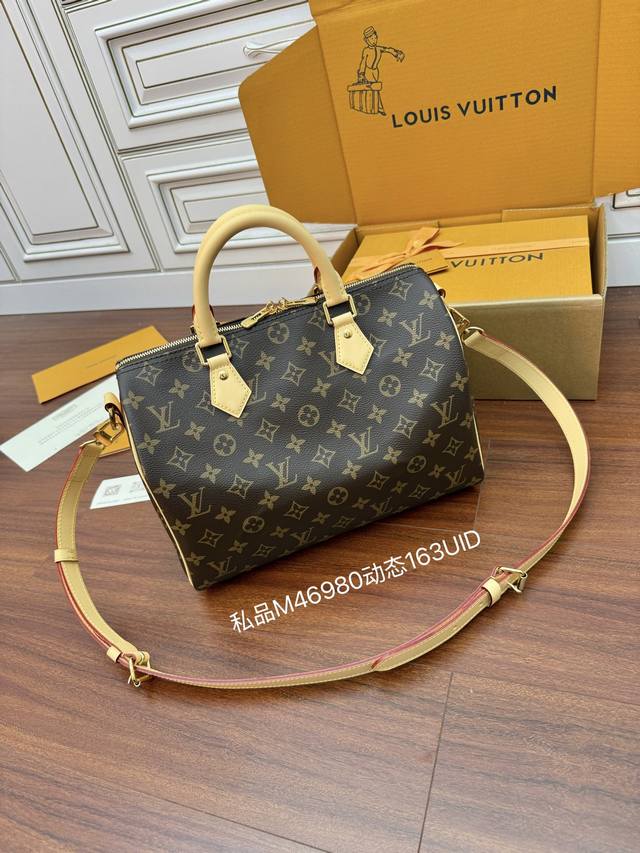 Large size 41*32Cm Lv Onthego jungle tote has simple and neat lines The bag is e