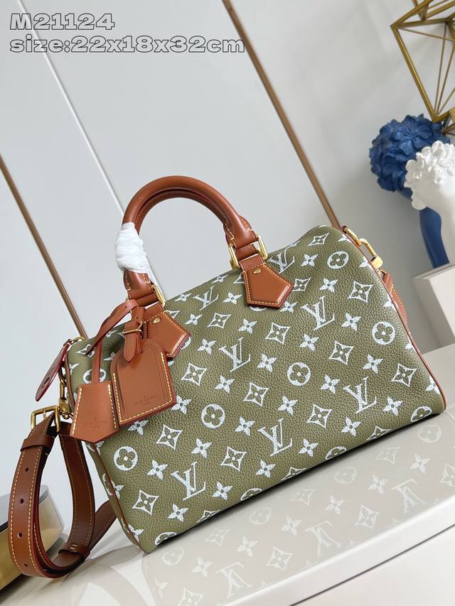 Large Lv Louis Vuitton cosmetic case bag Super exquisite tag shoulder strap is a