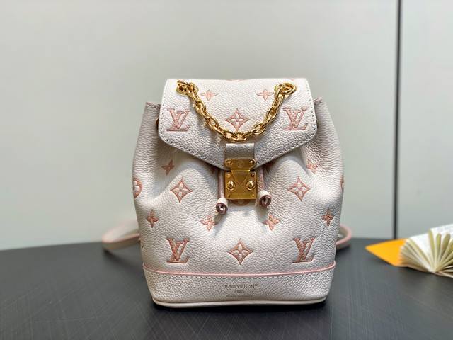 Mini Coach Tote Bag with Pendant Airplane Box, not only is it beautiful, but it