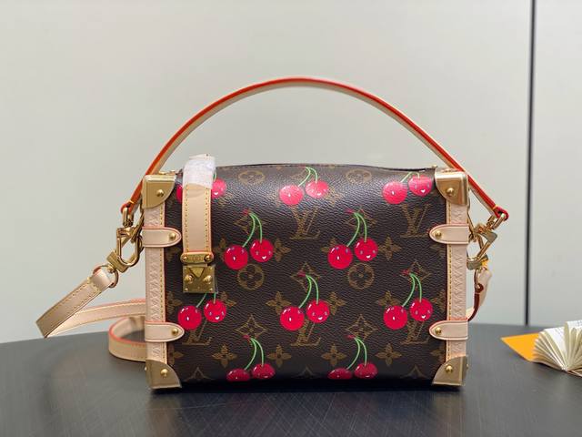 with pendant and folding box Coach tote bag The basket can be carried by hand or